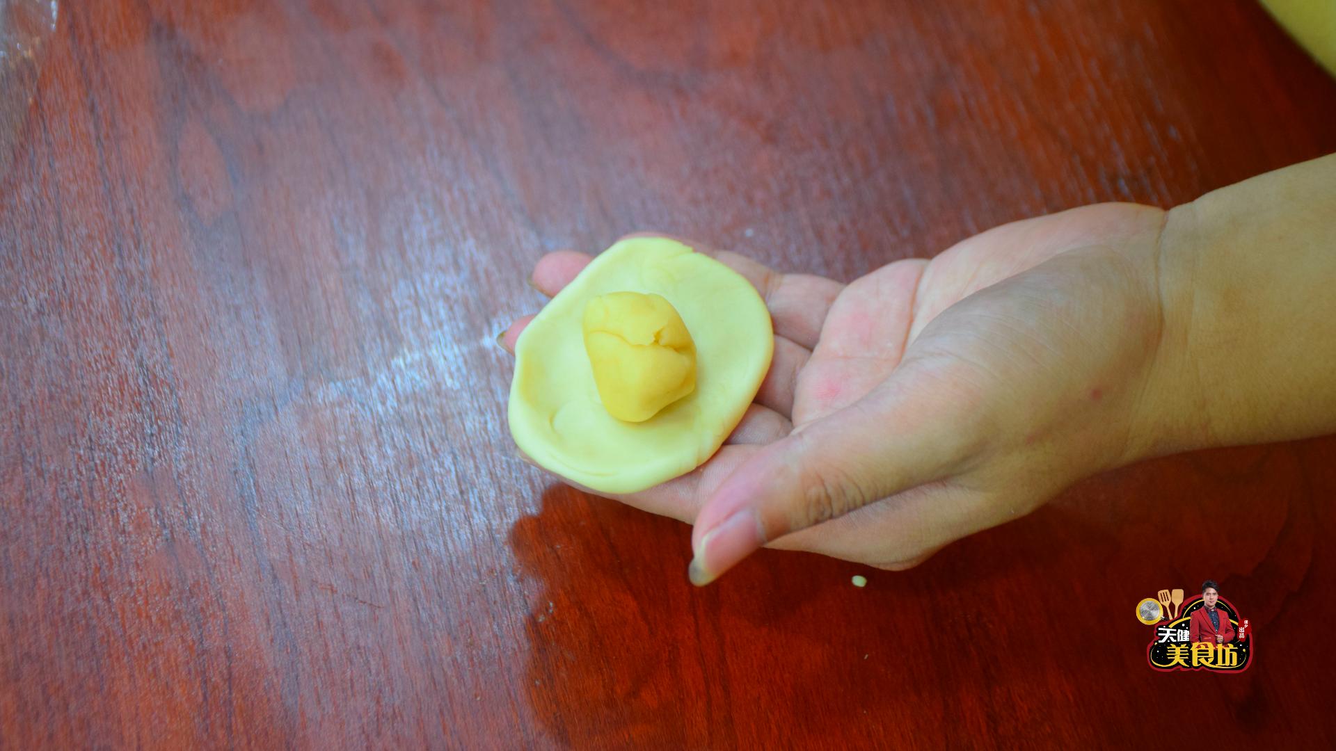 广式软皮绿豆饼的做法视频,为你讲解酥皮绿豆饼的制作方法