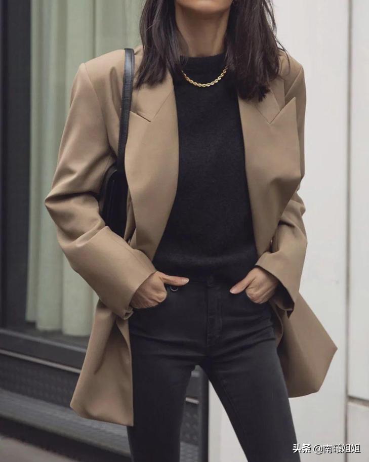 小黑西装怎样搭配好看,五十岁女人穿小黑西装怎样搭配