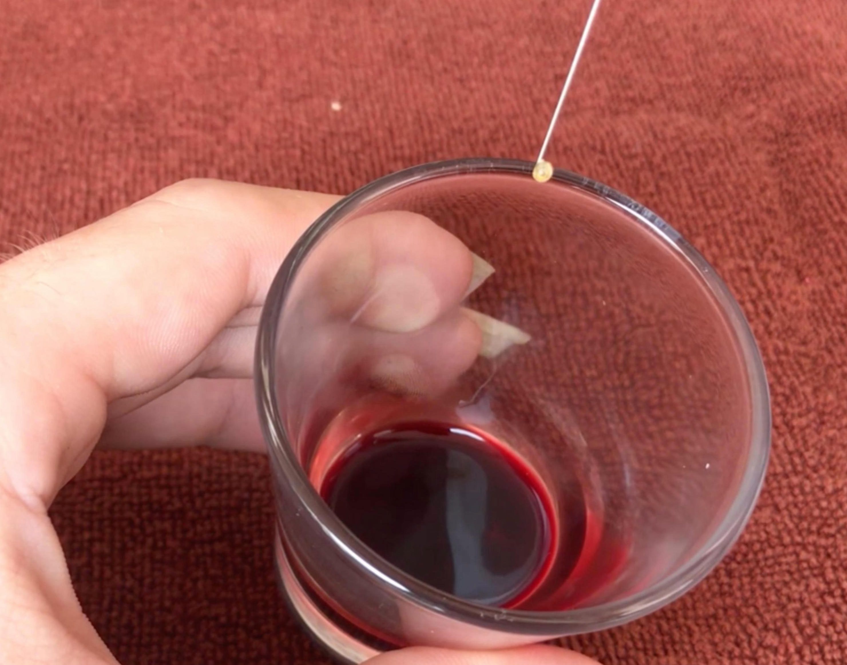 把毒蛇的毒液放到血里,把毒蛇的毒液注入到它自己体内