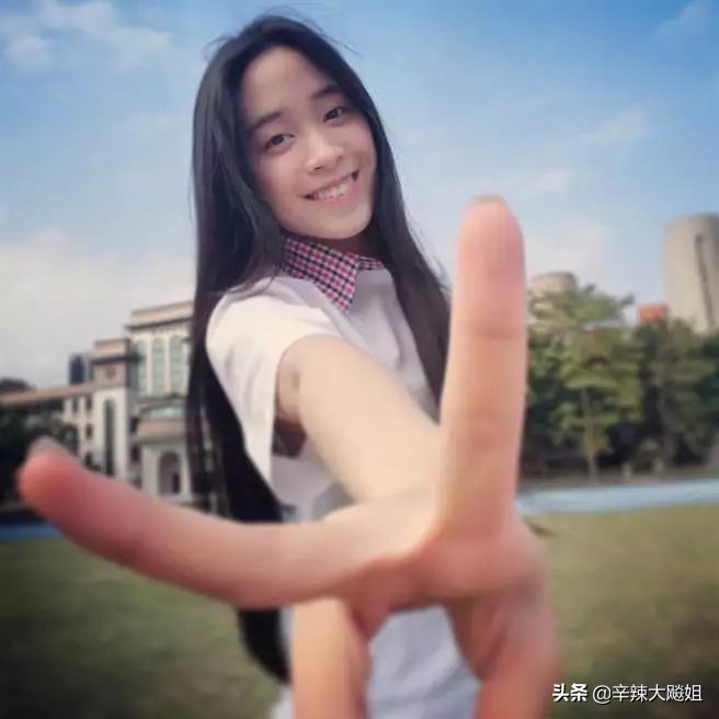 考试作弊,退学拍戏,内涵妹妹,欧阳娜娜的这位大姐黑料有点多