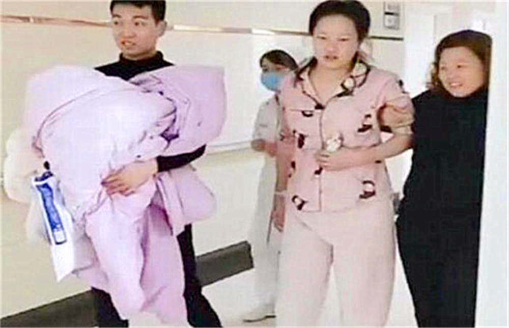 剖腹产妈妈亲子照,妈妈拍下宝宝淡定下床