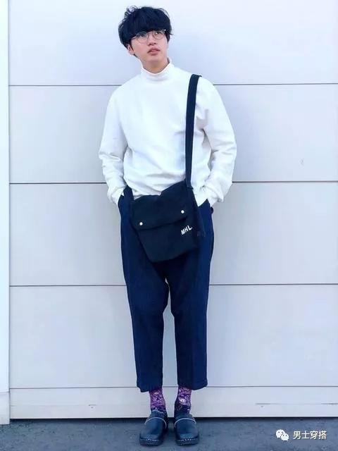 复古「圆形眼镜」当道?戴上透明黑色琥珀眼镜增添「轻复古」印象