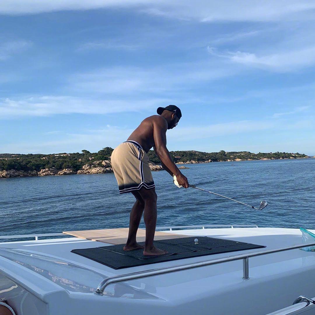 保罗打高尔夫球,保罗晒照