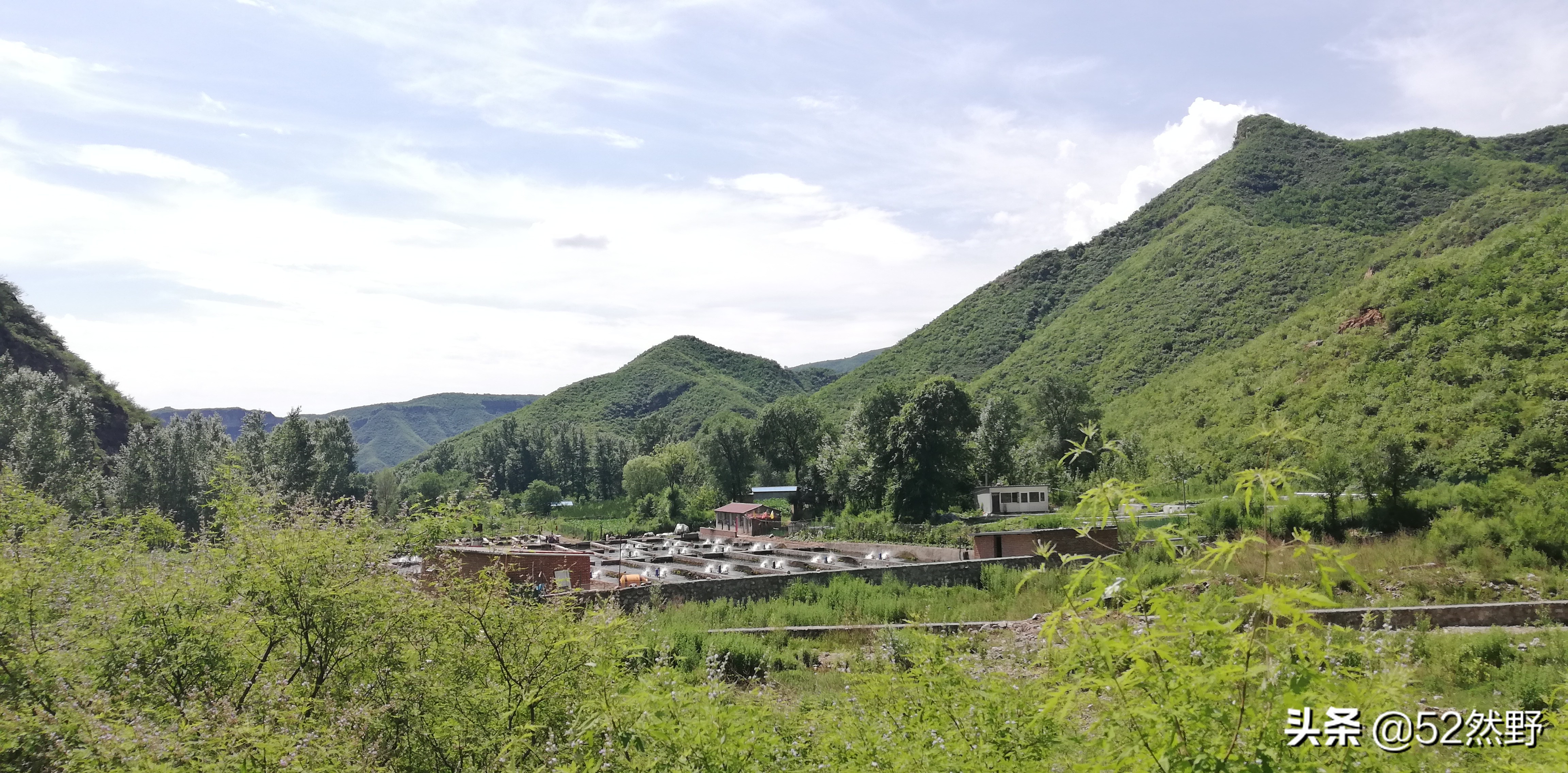 燕山唯一丹霞长嵯，山村溪水野草闲花
