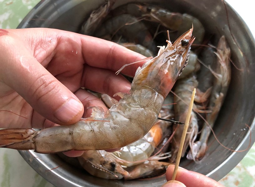 去虾线时被扎手了,去虾线的时候老是断