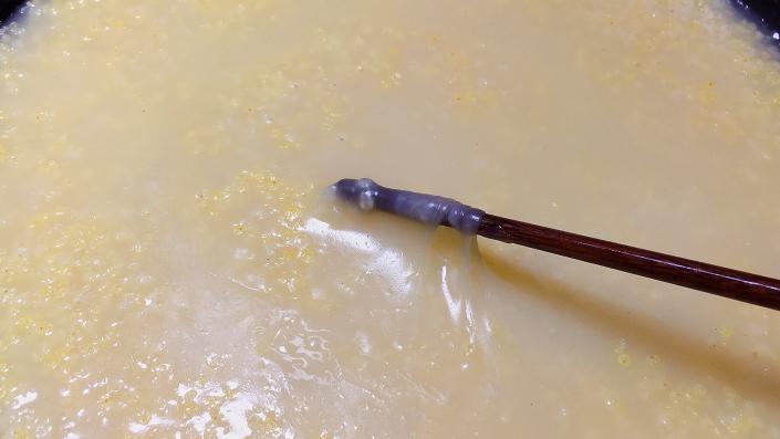 小米粥怎么熬好是冷水下锅,熬小米粥之前小米用水泡吗