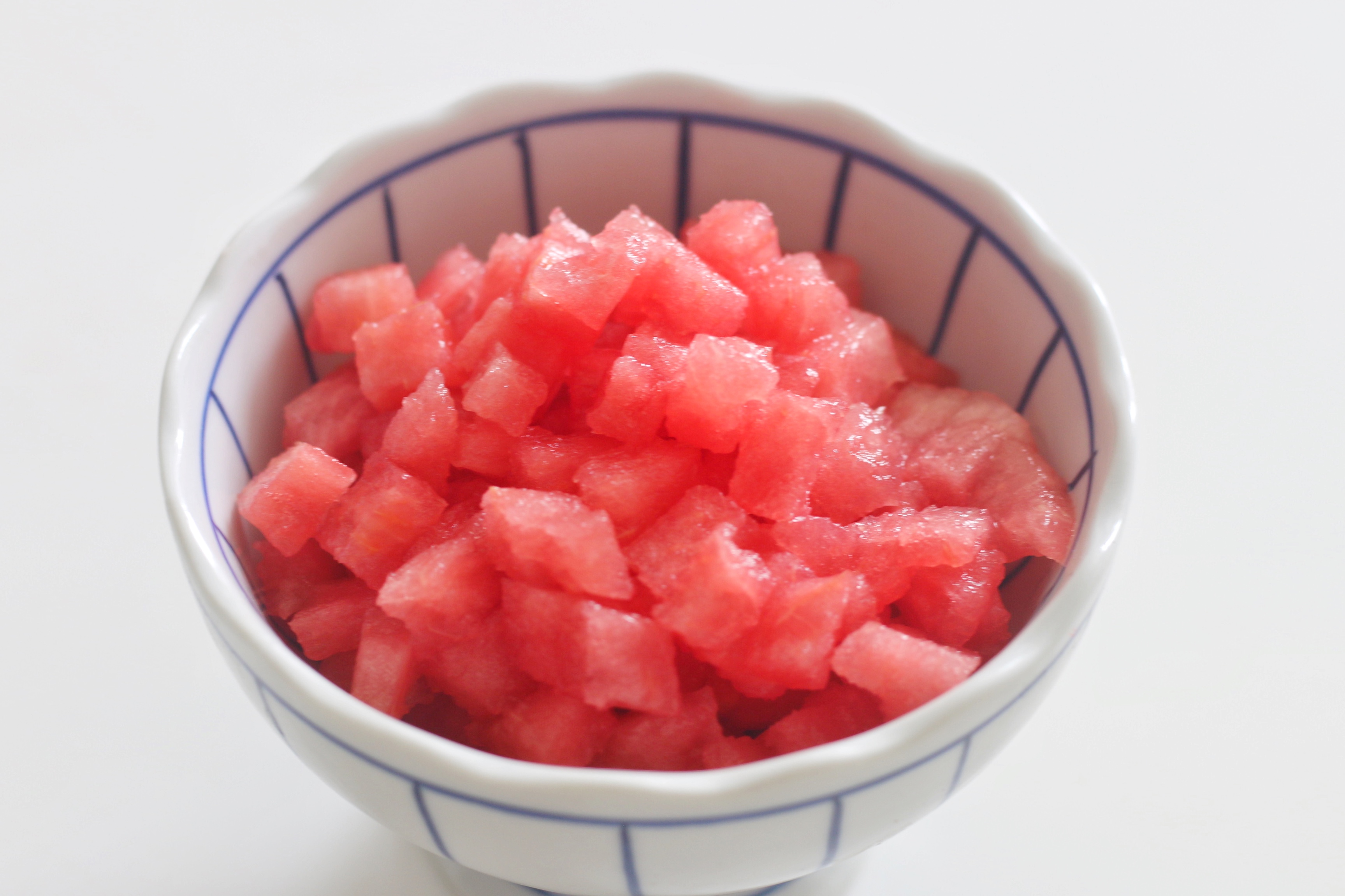 把圆的西瓜做成正方形西瓜果冻,最解暑的果冻西瓜怎么做