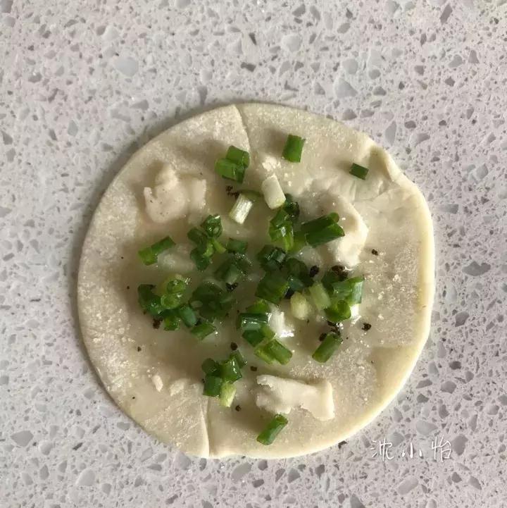 多余的饺子皮、馄饨皮千万不要扔,简单处理一下,秒变美味小吃