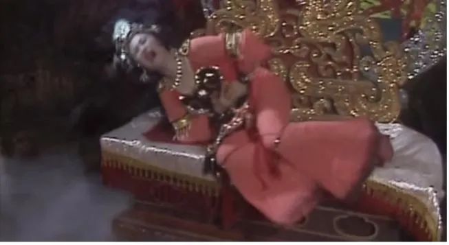 为什么足球运动员边喝水边吐水,为什么足球运动员喝水要吐掉