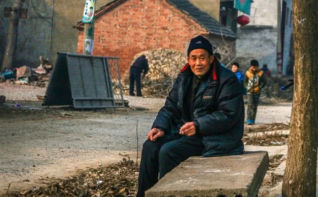 门口有横路子孙贵且富什么意思,门口有横路子孙多富贵传说