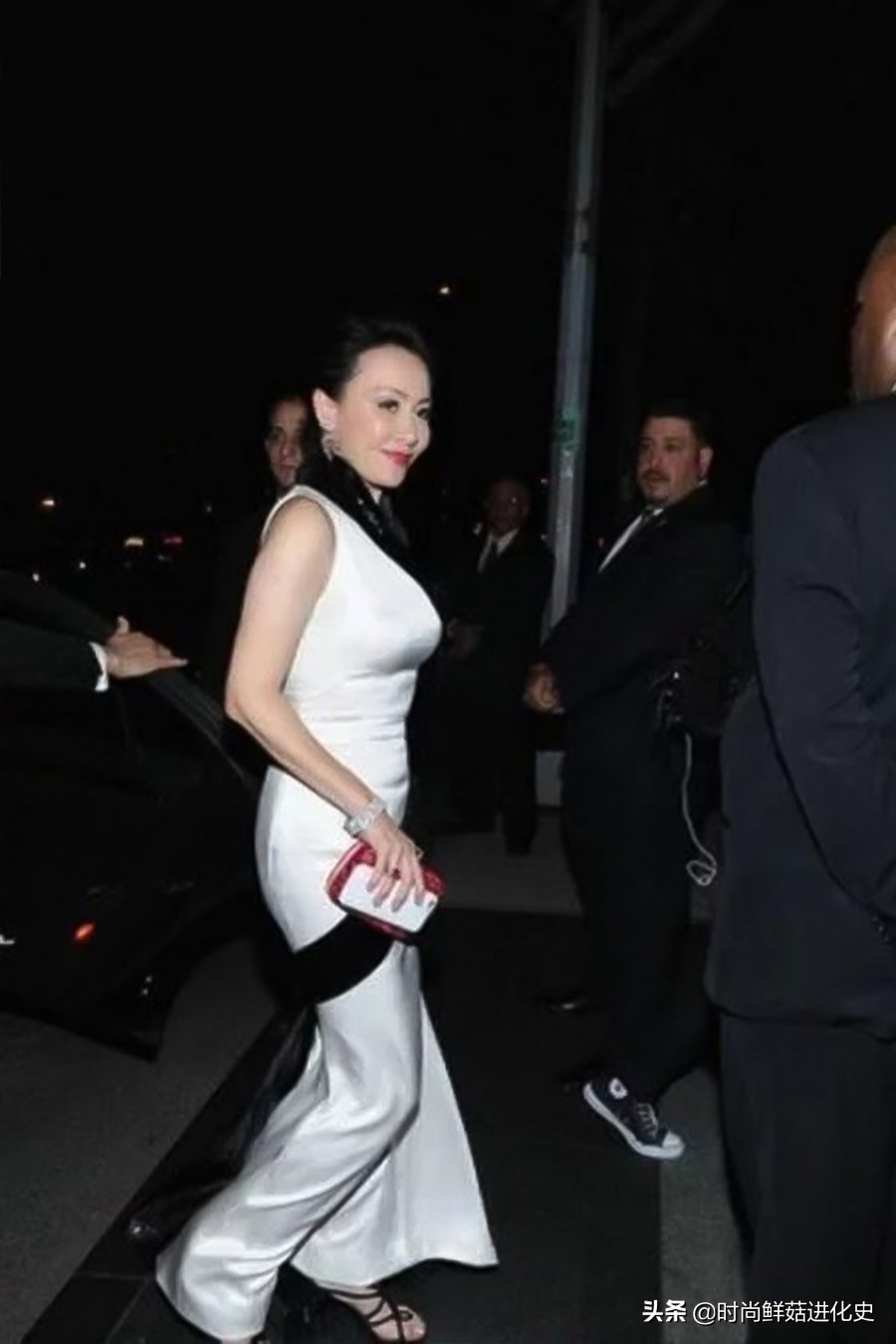 刘嘉玲穿v领连体裤 (刘嘉玲穿紧身裤长筒靴)