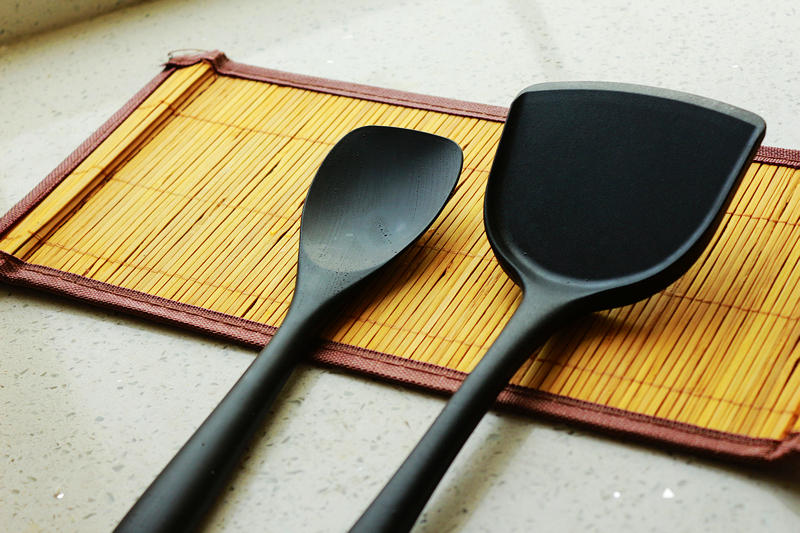 厨房空间开拓者---英国帝伯朗不粘锅，享受生活中美食的冲击