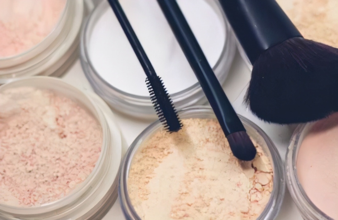 出门脱妆卡粉的正确化妆方法,出门旅游怎么化妆才能不卡粉