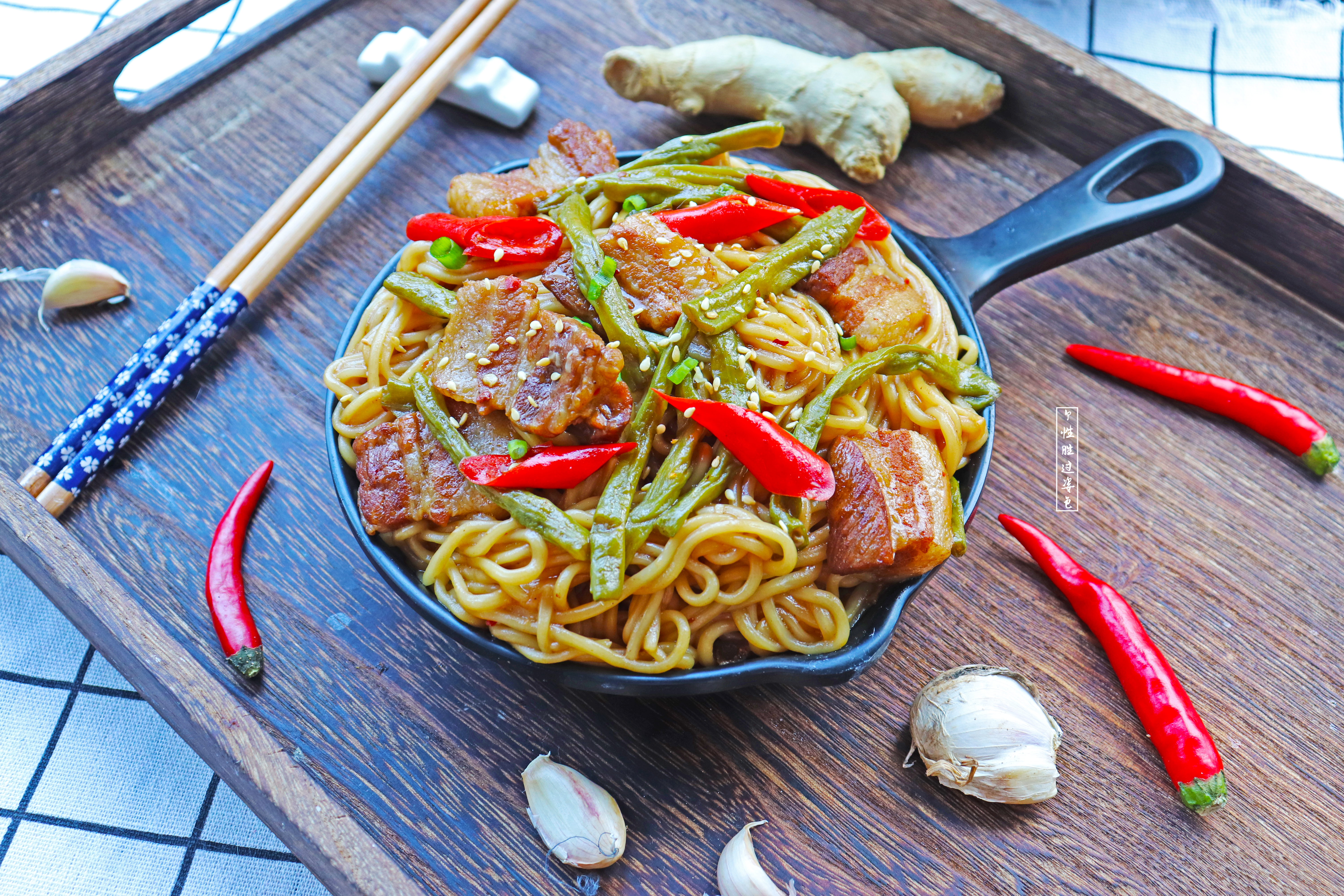 焖面家常做法面条不粘锅,北方人做焖面怎么才能使面条完整