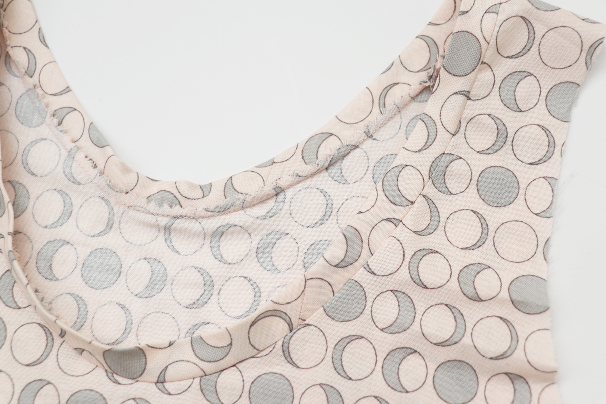 领口和领子的缝合方法,v领领口中间有三针平针缝合方法