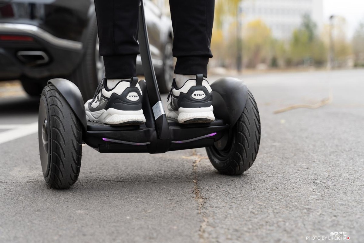 9号平衡车体验:不仅仅是年轻人的酷乐玩具