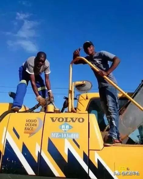 因收非洲学徒管教不当，差点导致挖机驾驶员师傅坐牢