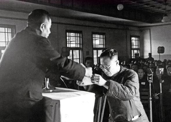 毛主席读溥仪的《我的前半生》，看后评价：我觉得这本书写得不好