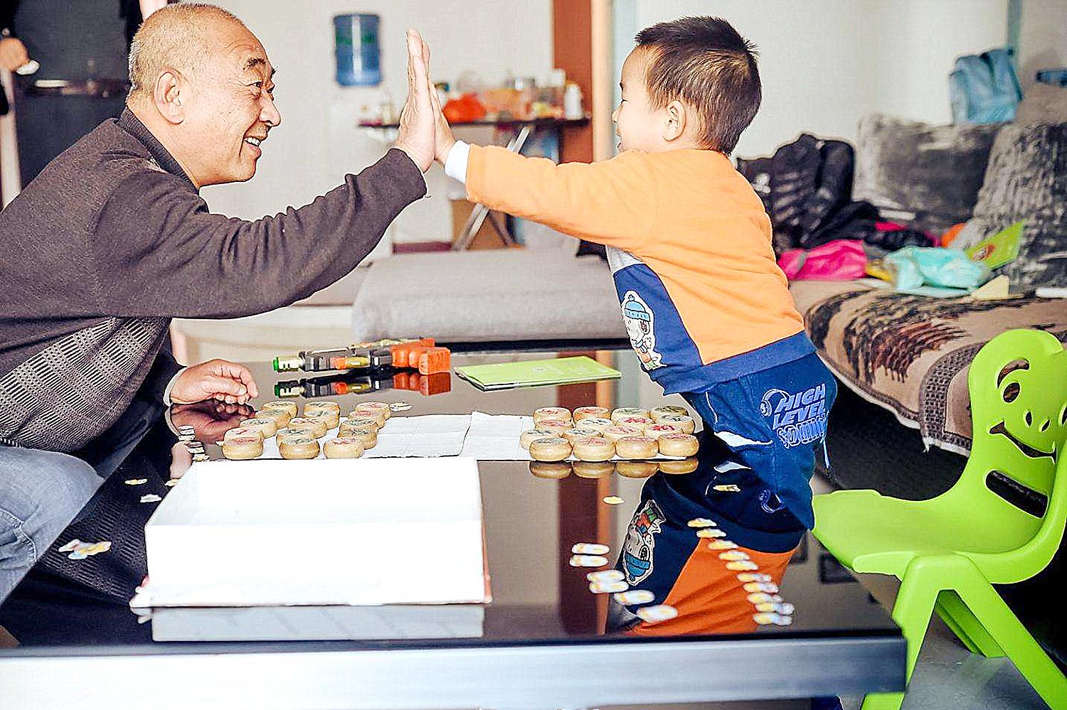 老人喜欢摸孩子“*处私**”逗孙子，妈妈非常无奈，感觉膈应又恶心