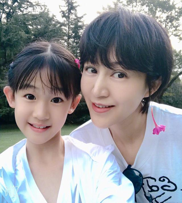 鲍蕾带两女儿出游,鲍蕾携俩女儿登大刊