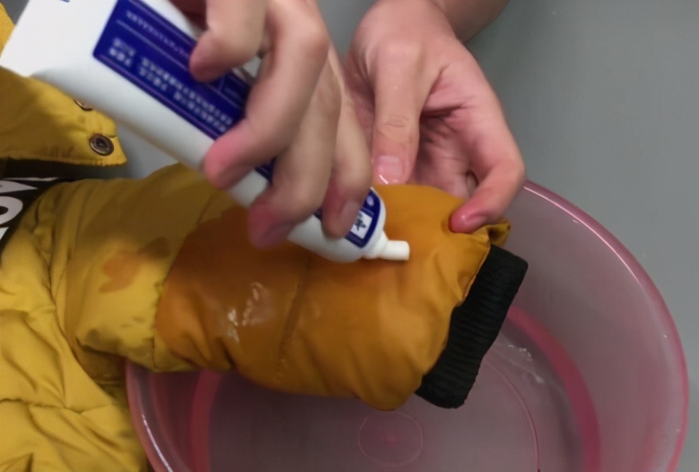 小孩子羽绒棉服上的油渍怎么处理,羽绒衣服沾上炒菜油渍怎样清洗