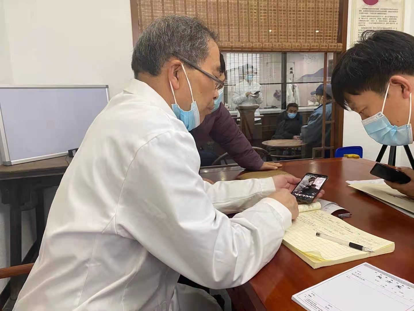 老人耳鸣腿麻怎么办,老年人耳聋扎针灸能治好吗