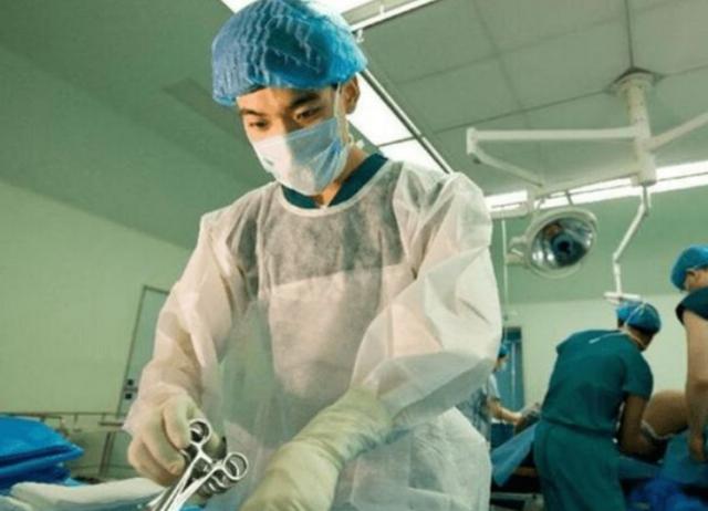 处理男病人隐私时，女护士会觉得尴尬吗？医护人员说出实情