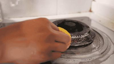 灶台油垢太脏难清洁,灶台油污太重粘一起怎么解决