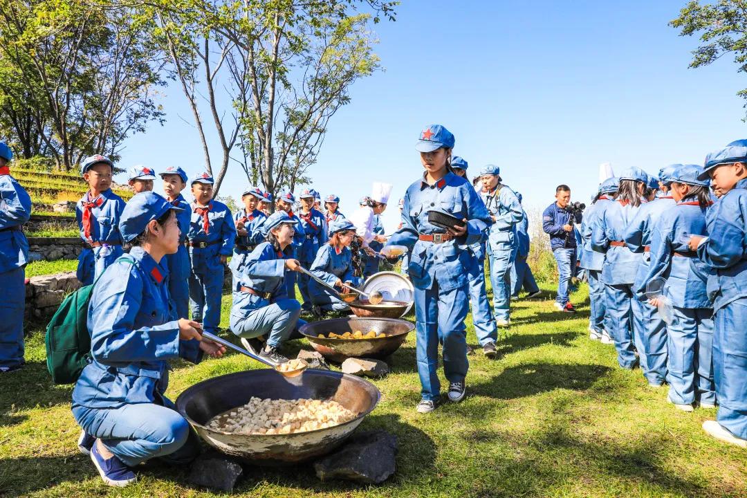 松花湖上放风筝,吉林市松花湖冬季开江鱼