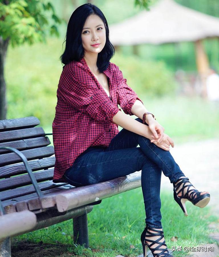 韩国“原装”模特,举止淳朴香脸轻匀牛仔裤高跟鞋轻松显苗条