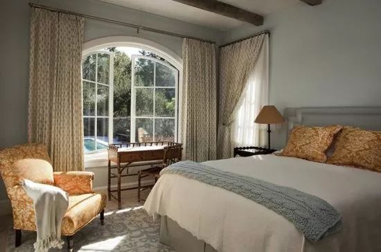 不是落地窗能做推拉窗吗,不是落地窗的阳台能装梦幻窗帘吗