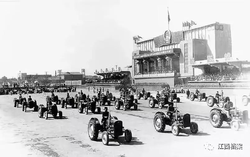 带着时代烙印的老照片,和你穿越到不同年代的八一广场