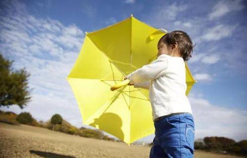 夏季阳光毒辣，宝宝娇嫩皮肤容易晒伤？家长记住4招，宝宝不难受