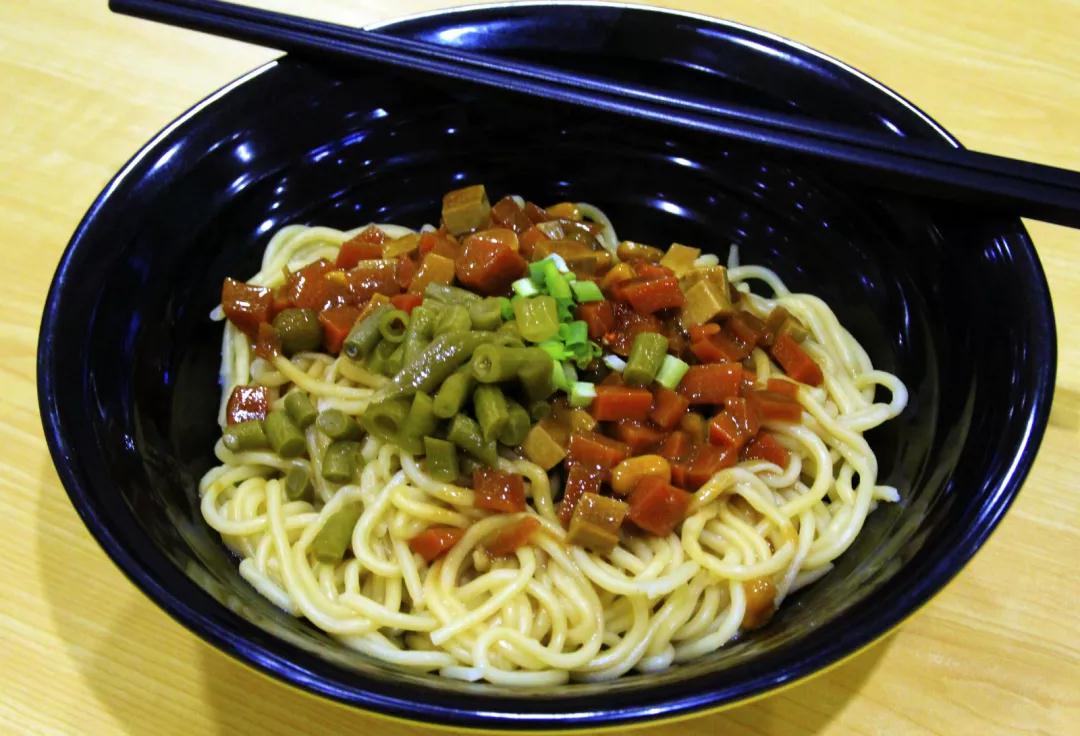 坐拥大学宿舍豪华六人间,南京小龙虾大学