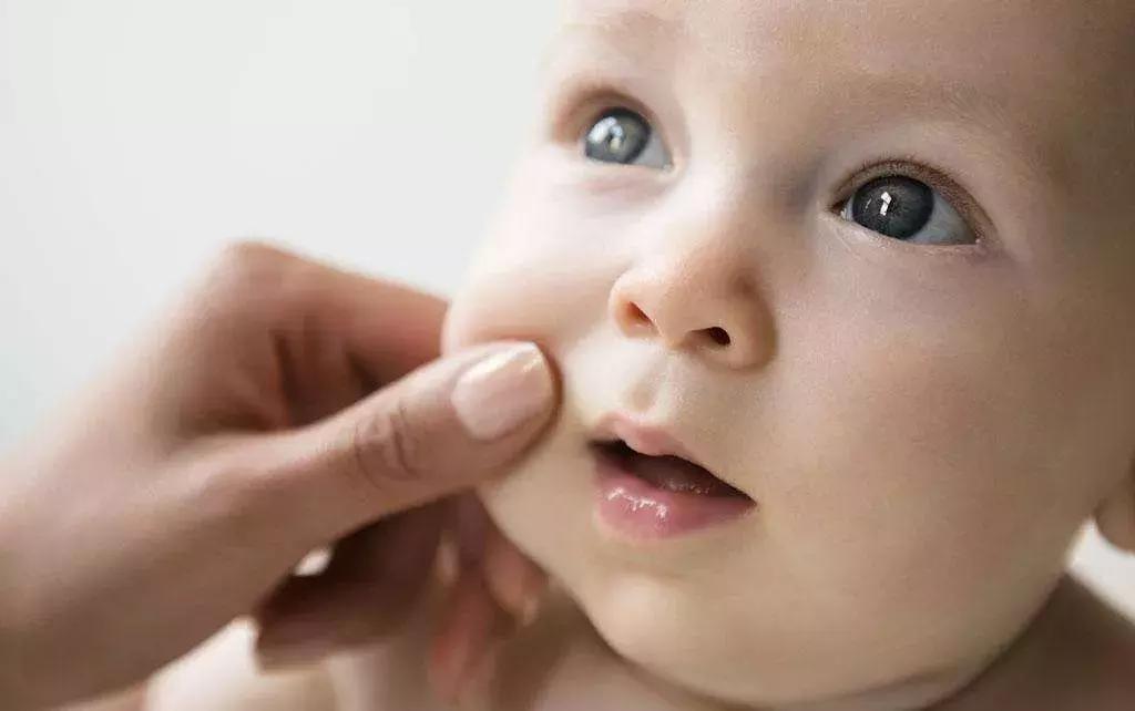 捏宝宝脸流口水,捏宝宝脸颊导致流口水吗