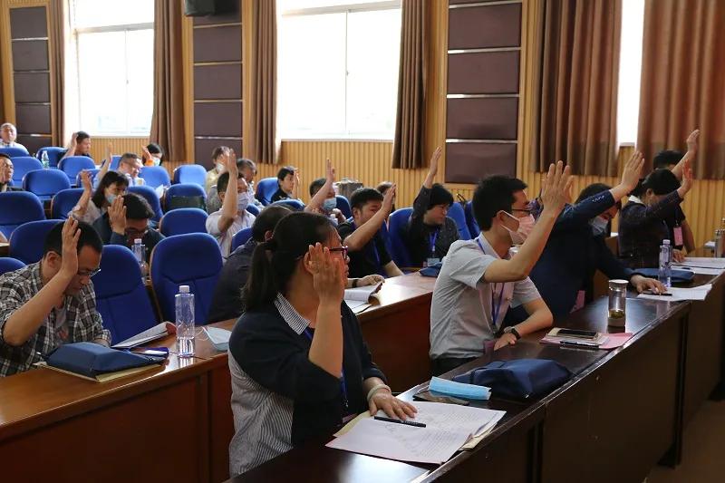 明达高级中学胜利召开第七届教职工代表大会第二次会议