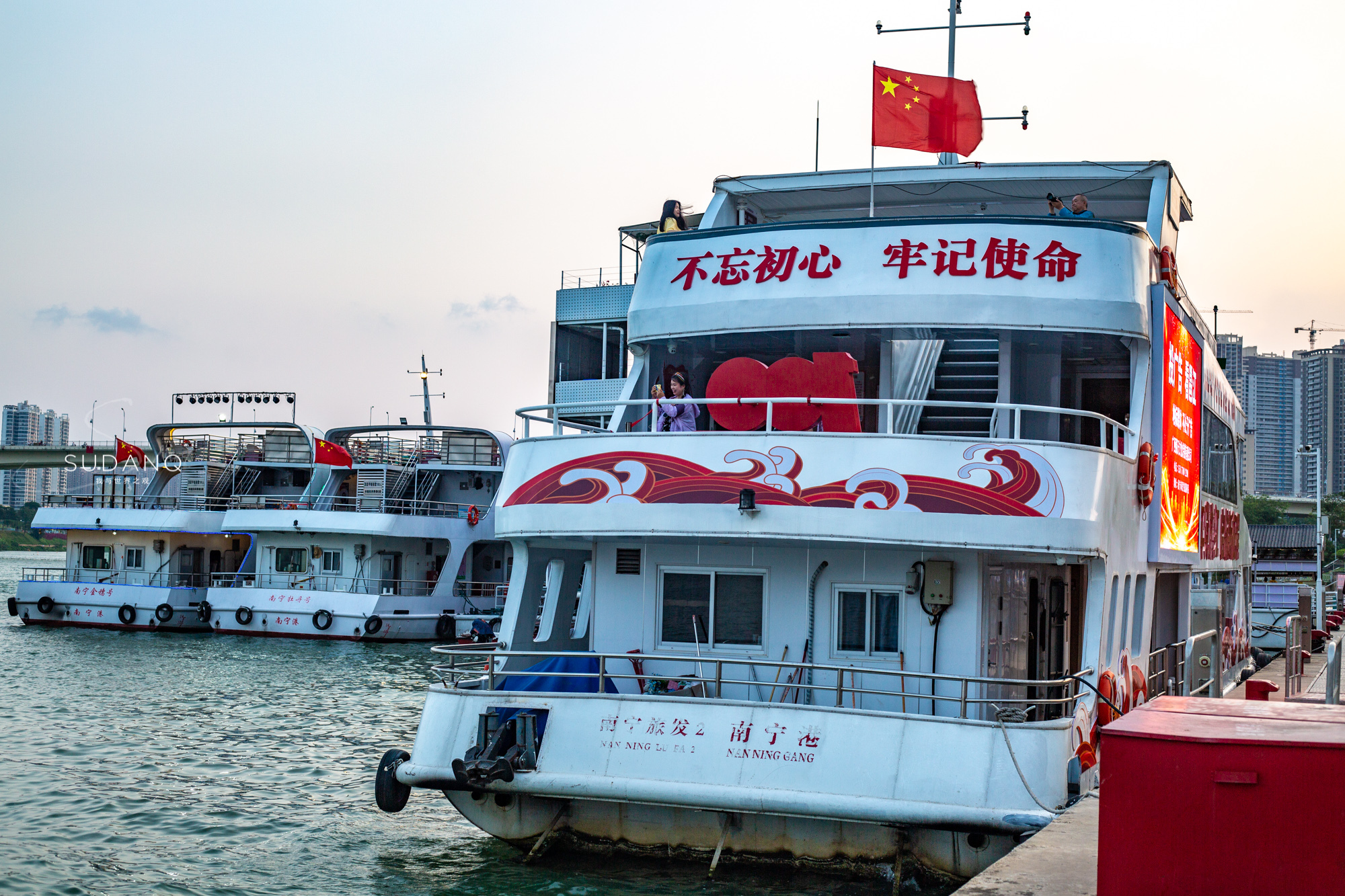 广西南宁夜景邕江大桥,南宁邕江夜游金惠号