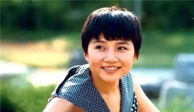 她曾是华语歌坛一姐,唱《青藏高原》爆红,却在34岁削发为尼