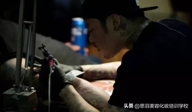 纹身并不能评价一个人的好坏,正确的纹身知识和护理方法