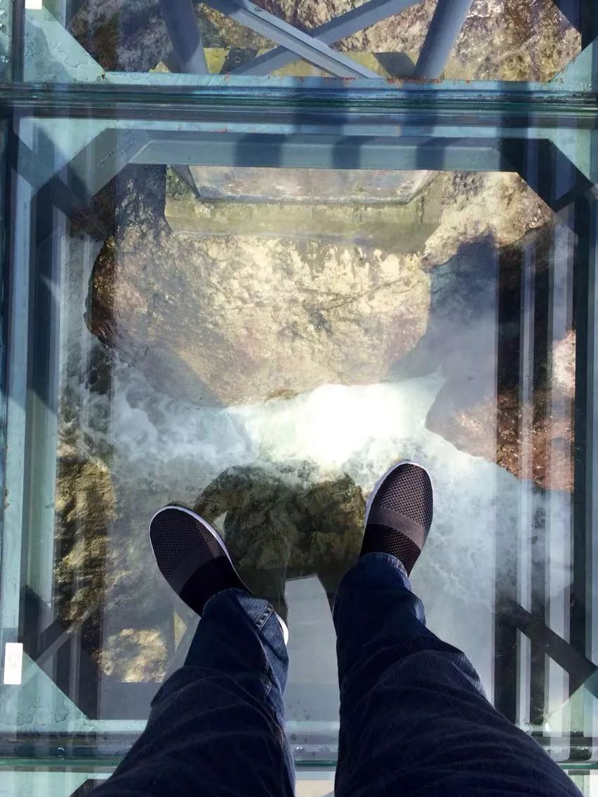 十大悬崖玻璃栈道景点,有瀑布有山还有玻璃栈道的景区