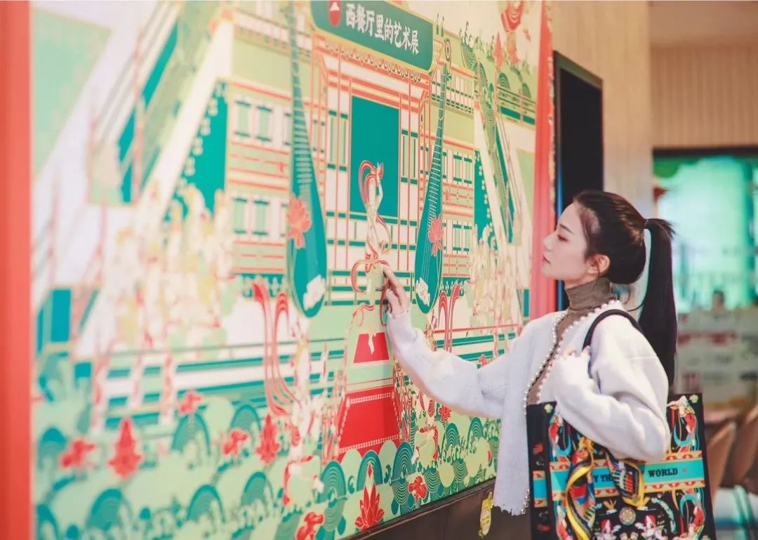 卡姿兰x必胜客的“下午茶”主题彩妆包装,梦回爱丽丝