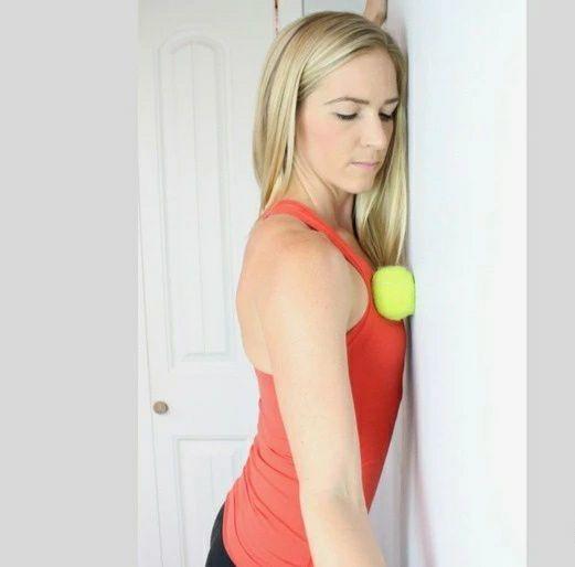 后背疼练习什么瑜伽体式,治疗后背疼痛的瑜伽动作