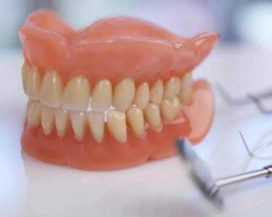 老人无牙了怎么装假牙,老人活动假牙
