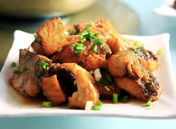 炸鱼块太粘锅？下锅前多做这一步，块块都完整