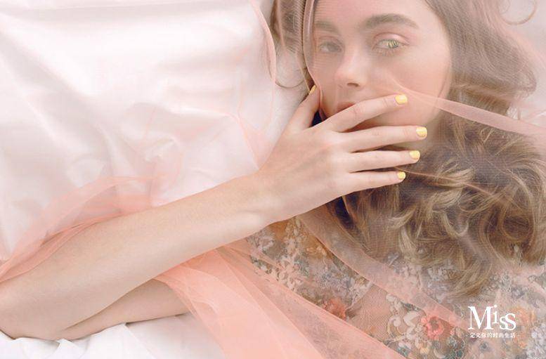 很多品牌推出各种颜色的睫毛膏,却孤零零地躺在专柜里无人问津