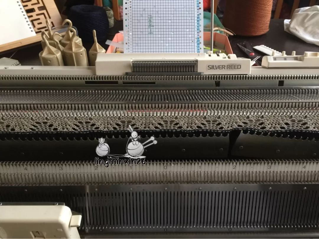 依云v领轻柔薄透毛衣的编织图解,适合横织女士毛衣的镂空花样