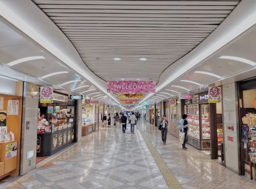 游客都去逛百货商店了，日本人自己去了这里