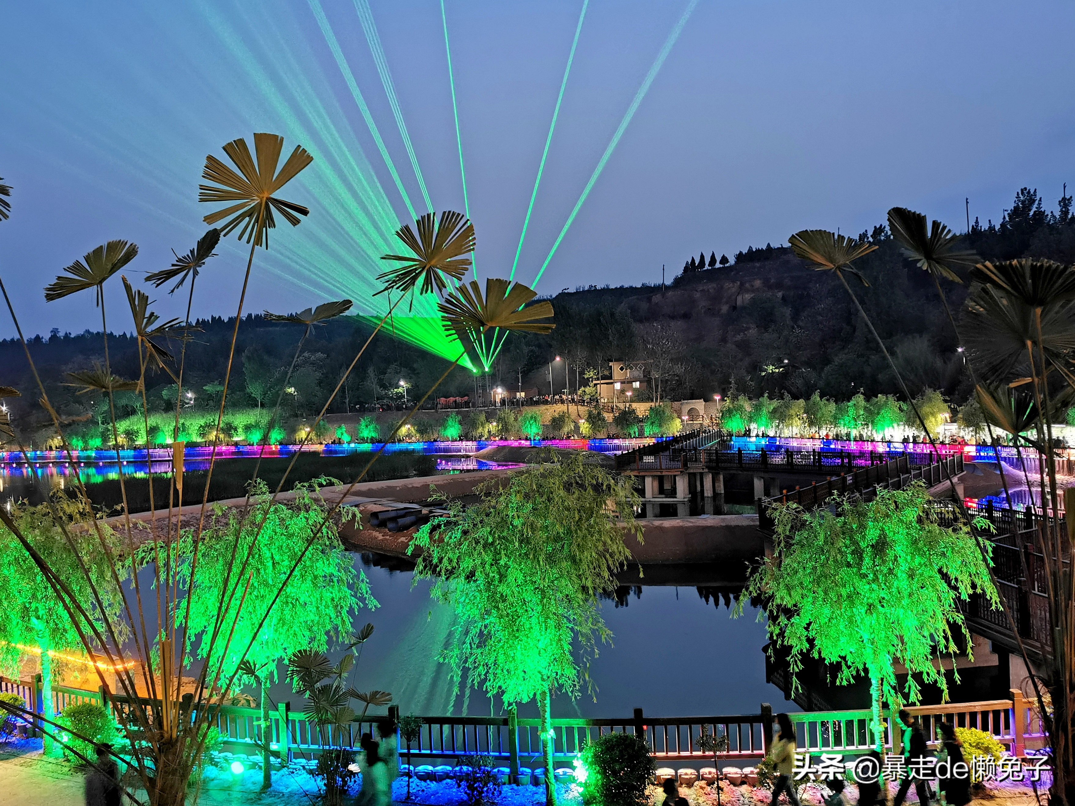 无奈！国内县城旅游，为什么总离不开激光灯？是发展，还是污染？