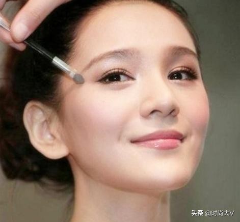 单眼皮眼妆怎么画显大又干净女生,单眼皮的女生应该怎样画眼妆图片