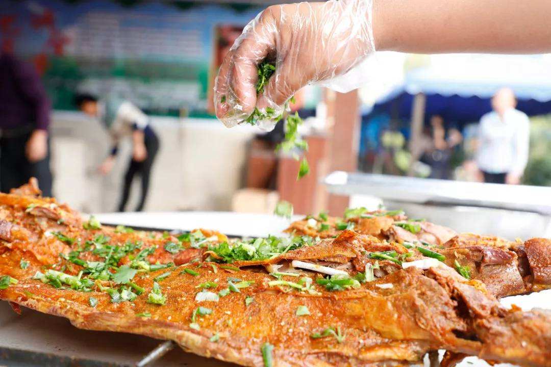 烤全羊是不是内蒙古的传统美食,超级正宗的蒙古菜烤全羊